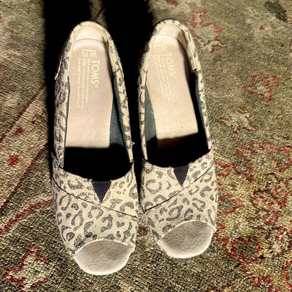 TOMS gently used wedges